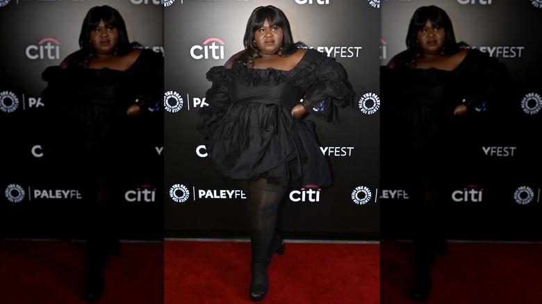 Gabourey Sidibe klädd i en svart volangklänning