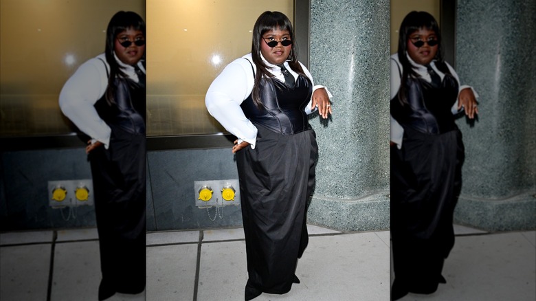 Gabourey Sidibe i svart korsetttopp och vit skjorta