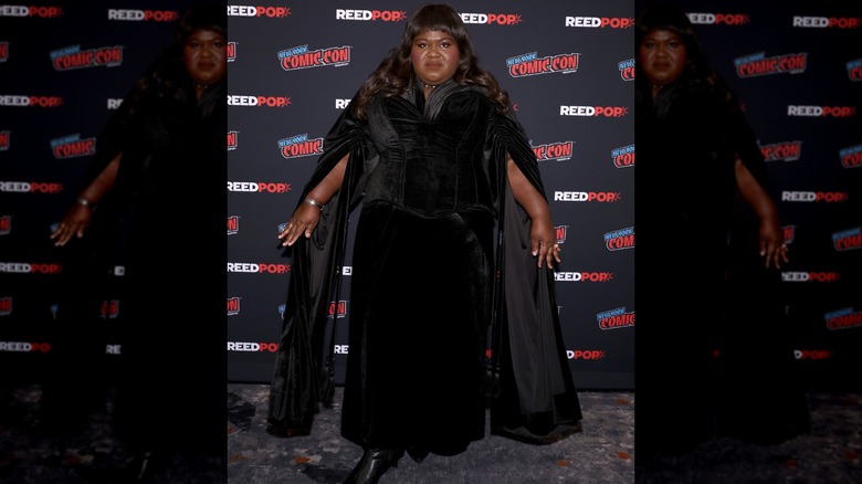Gabourey Sidibe klädd i en svart sammetsklänning