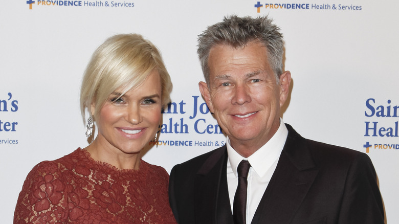 Yolanda Hadid och David Foster ler