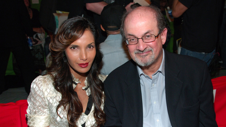 Salman Rushdie och Padma Lakshmi ler