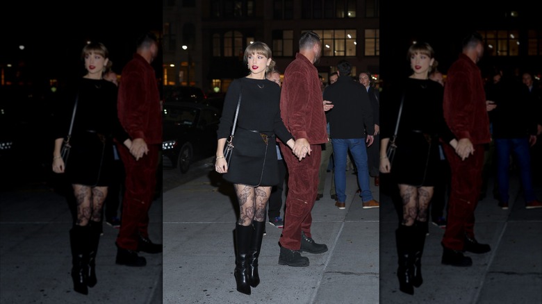 Taylor Swift bär en svart topp och kjol med blommiga strumpbyxor när hon är ute med Travis Kelce