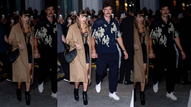 Taylor Swift bär en kamelfärgad kappa, svart läderkjol och stövlar när hon är ute med Travis Kelce