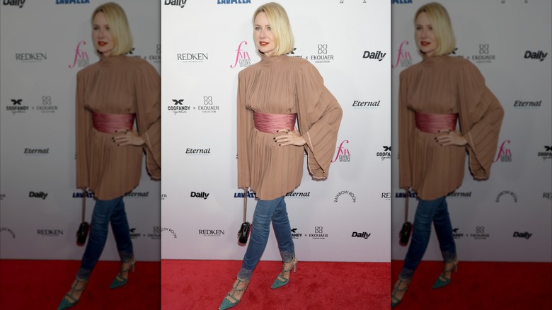 Naomi Watts bär en miniklänning över skinny jeans vid Fashion Media Awards i september 2026