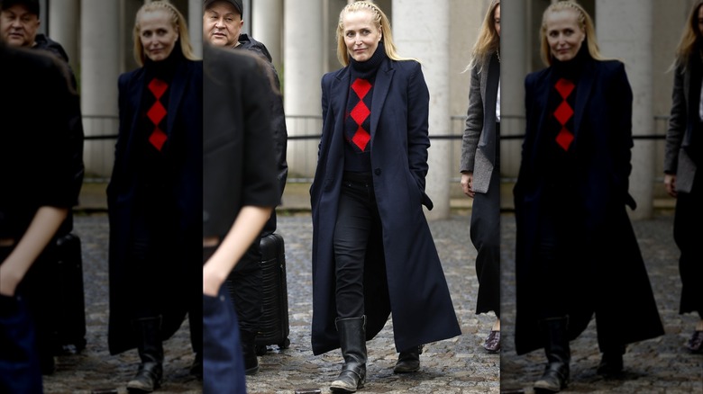 Gillian Anderson bär skinny jeans under Paris Fashion Week i mars 2026