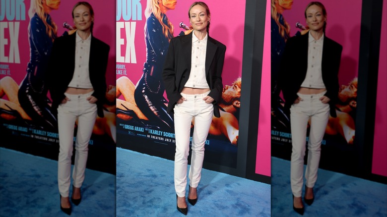 Olivia Wilde klädd i vita skinny jeans och en svart kavaj på 