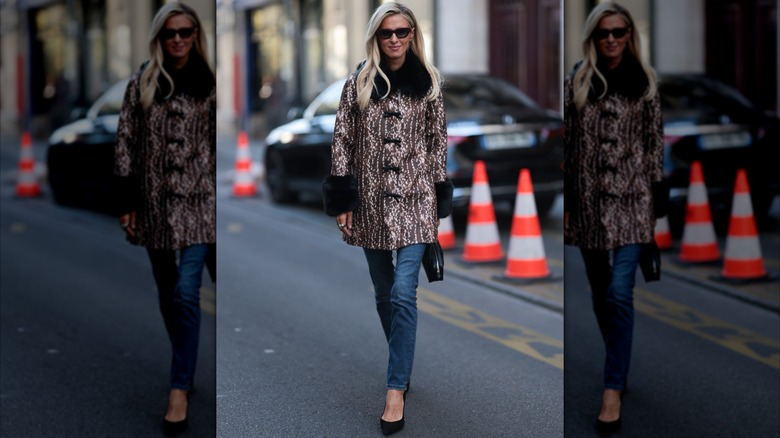 Nicky Hilton klädd i skinny jeans och en jacka med hjorttryck under Paris Fashion Week i oktober 2026