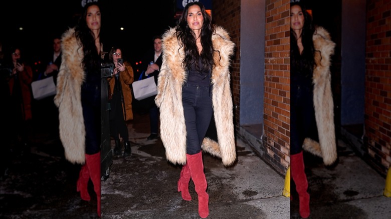 Padma Lakshmi klädd i smala jeans, röda stövlar och en päls i New York City i februari 2026