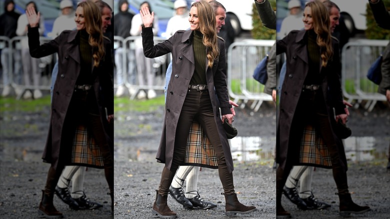 Kate Middleton klädd i bruna skinny jeans och en matchande kappa i Rothesay, Isle of Bute, Skottland i september 2026