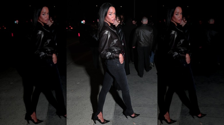 Laura Harrier klädd i skinny jeans och en skinnjacka under Milanos modevecka i februari 2026