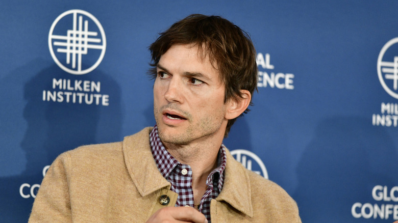 Ashton Kutcher intervjuas vid ett offentligt evenemang
