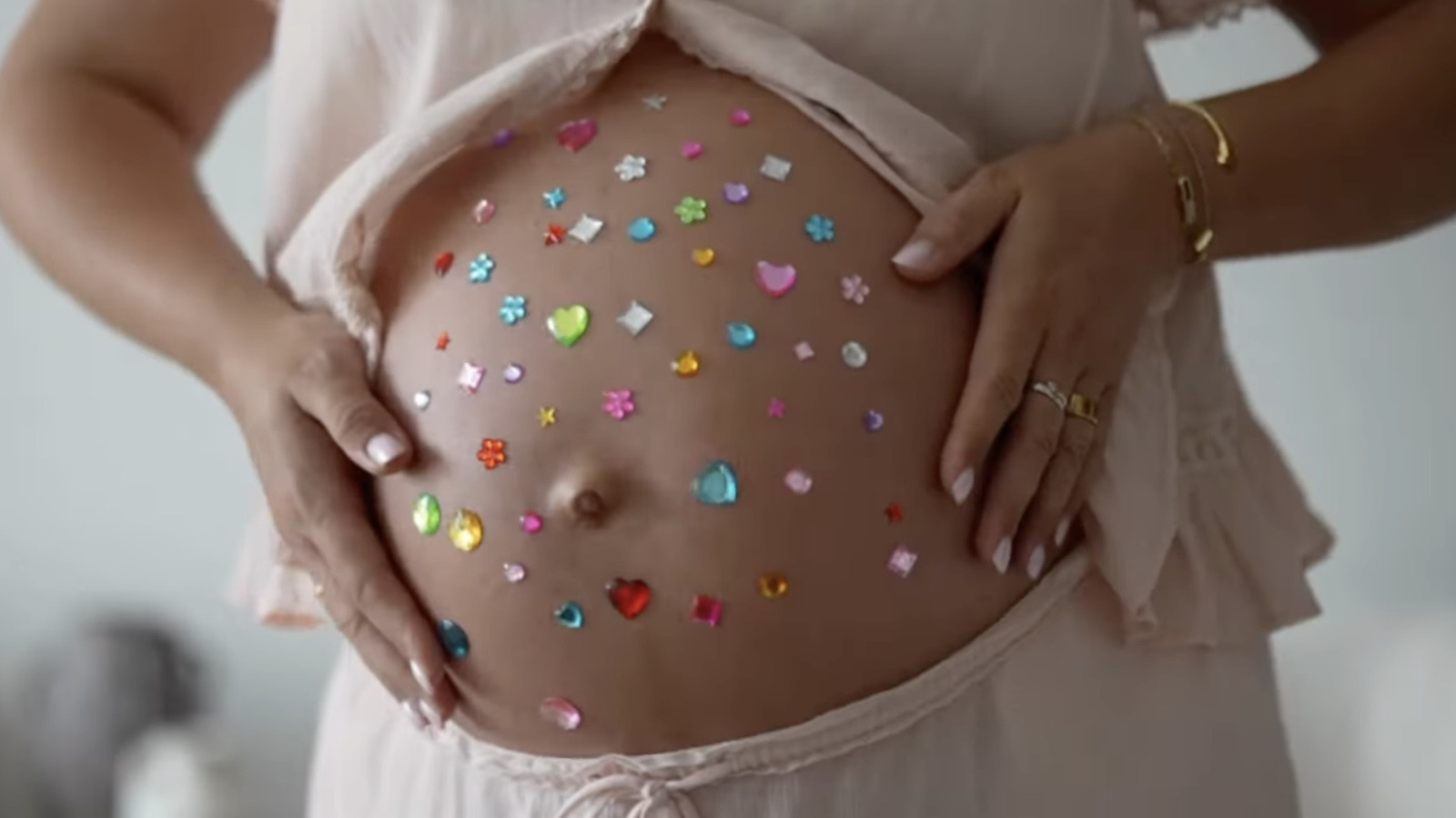 The Bedazzled Baby Bump är den coolaste nya moderskapstrenden