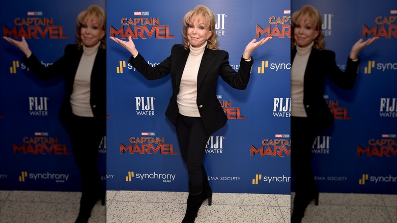 Barbara Eden poserar
