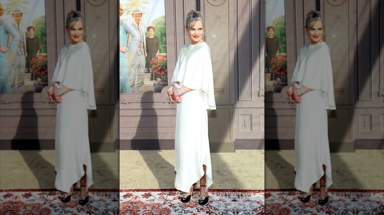 Elizabeth McGovern på bilden bär en vit klänning i cape-stil