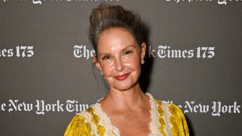 Ashley Judd i en gul klänning vid en offentlig tillställning