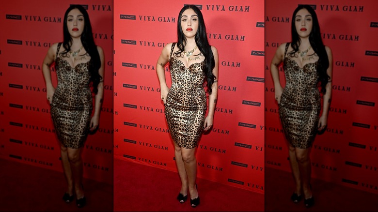 Lourdes Leon visar upp sin figur i en svart klänning vid ett evenemang på röda mattan