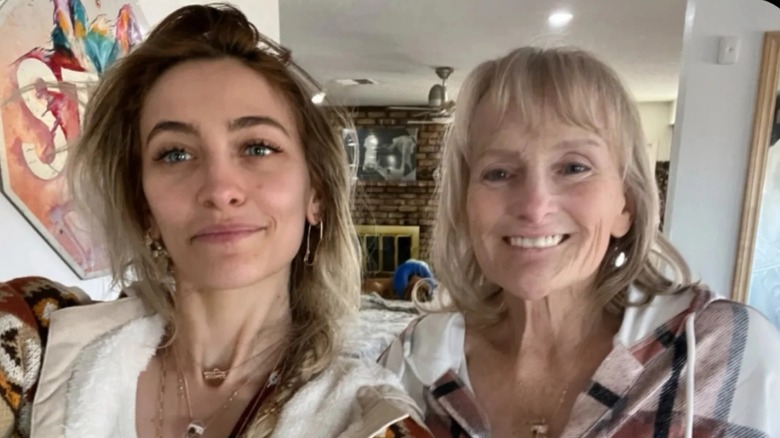 Debbie Rowe ler medan hon tar ett foto med Paris Jackson.