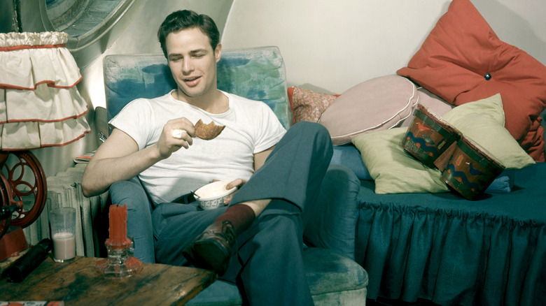 Marlon Brando äter frukost