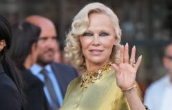 Pamela Anderson kombinerade 2 trendiga nagellooker med denna eleganta manikyr