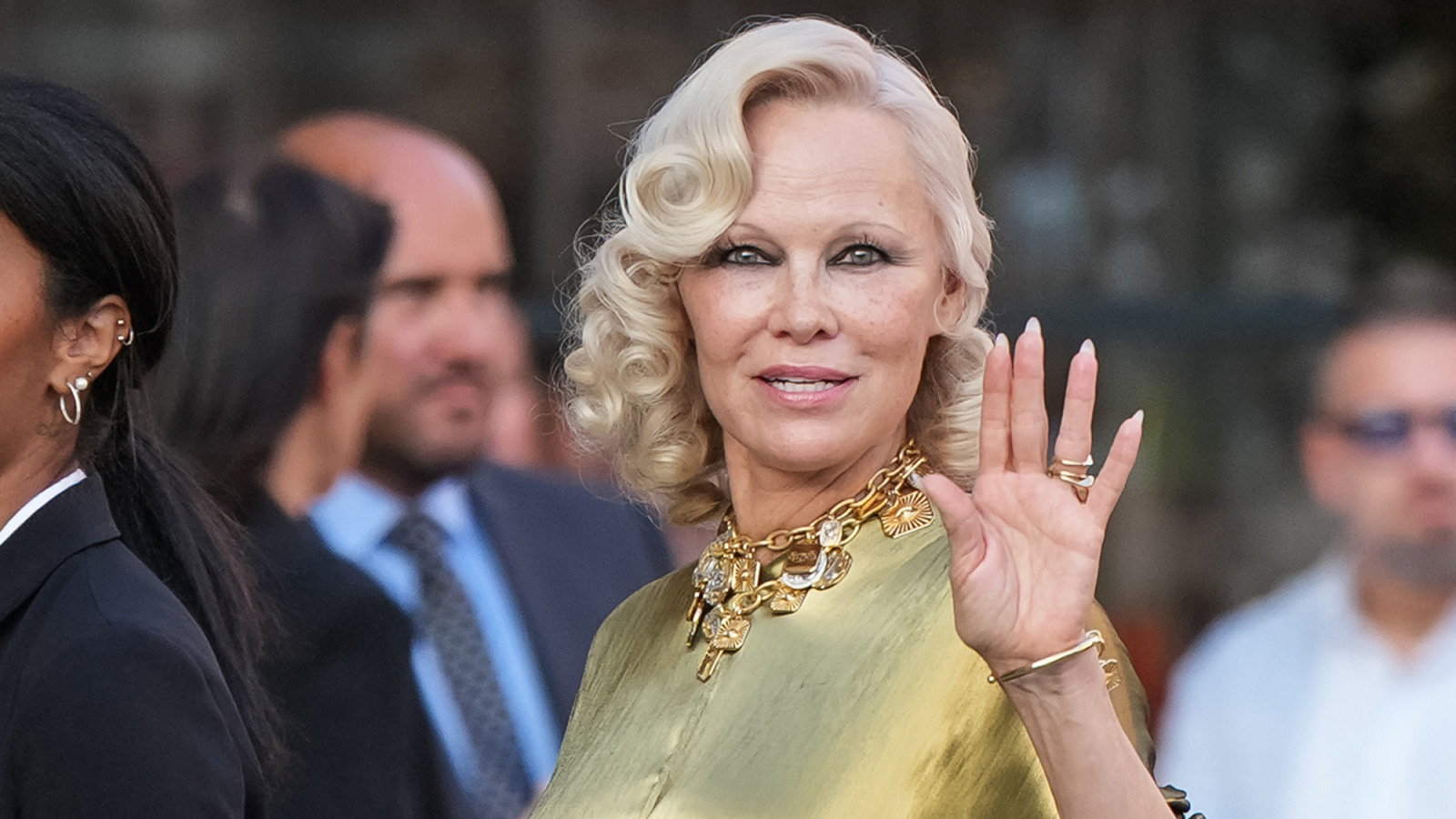 Pamela Anderson kombinerade 2 trendiga nagellooker med denna eleganta manikyr