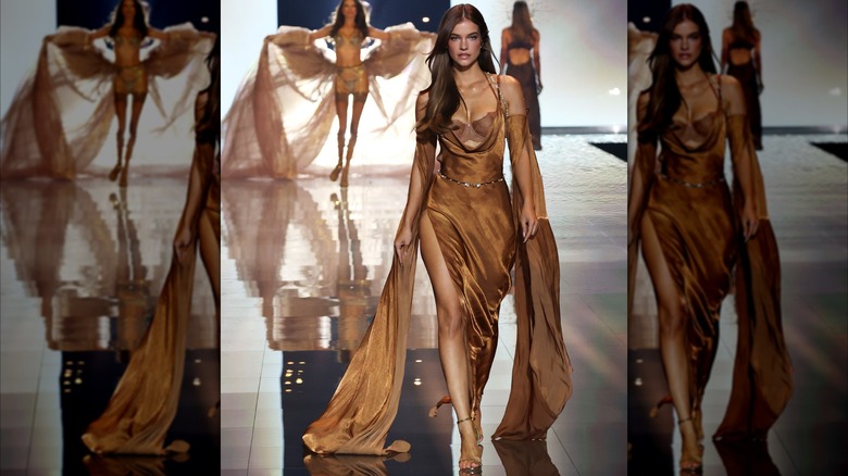 Barbara Palvin går banan för Victoria's Secret Fashion Show 2025 i New York City i oktober 2025