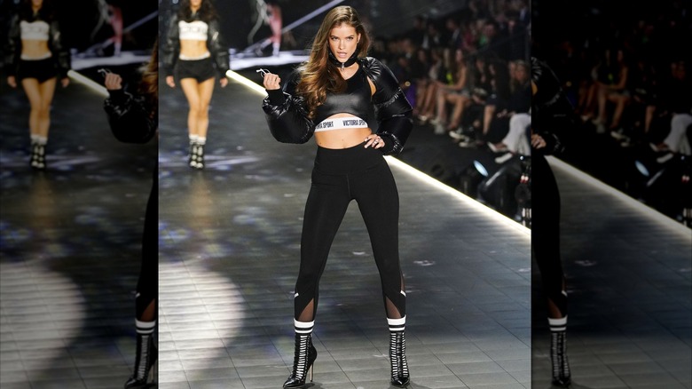 Barbara Palvin går på banan vid Victoria's Secret Fashion Show 2018 i New York City i november 2018