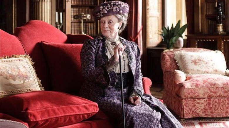 Maggie Smith som Violet Crawley klädd i lila viktoriansk stil på Downton Abbey