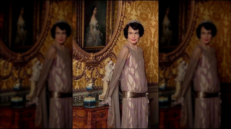 Elizabeth McGovern som Cora Crawley klädd i en fuchsia- och silverrock