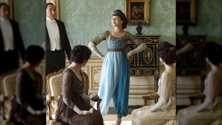 Jessica Brown Findlay som Lady Sybil iklädd turkosa haremsbyxor och ett brunt pannband