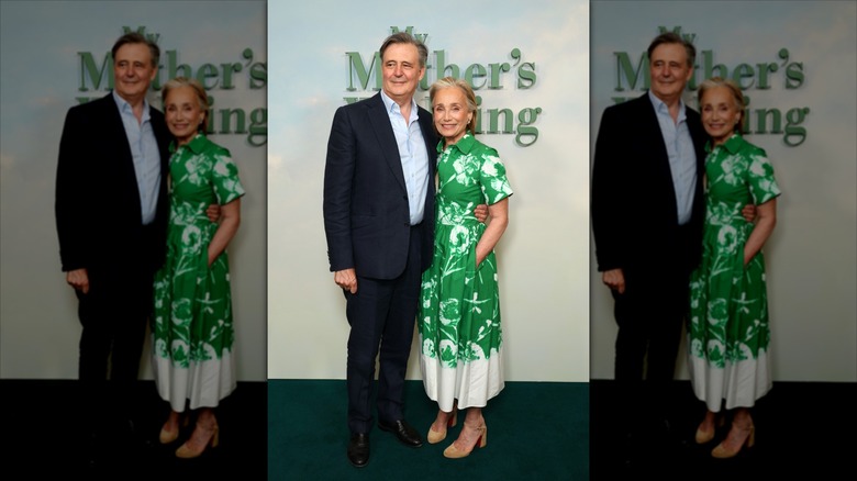 John Micklethwait (L) klädd i kostym bredvid Kristin Scott Thomas (H) klädd i en blommig grön klänning