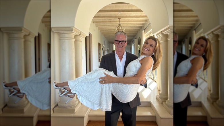 John Donaldson håller Vanna White som bär en vit bröllopsklänning med halter-neck