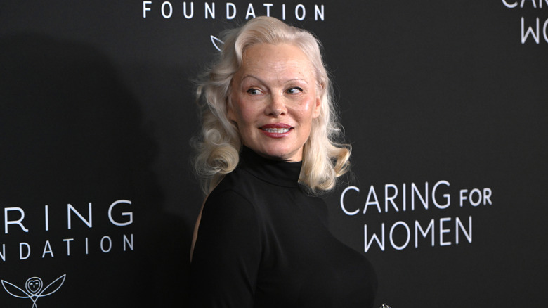 Pamela Anderson poserar