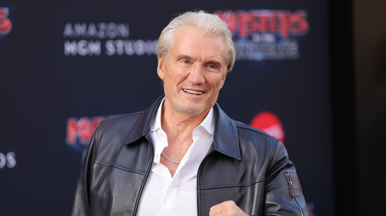 Dolph Lundgren poserar i en svart jacka
