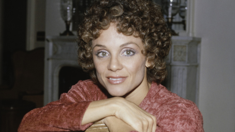 Valerie Harper poserar