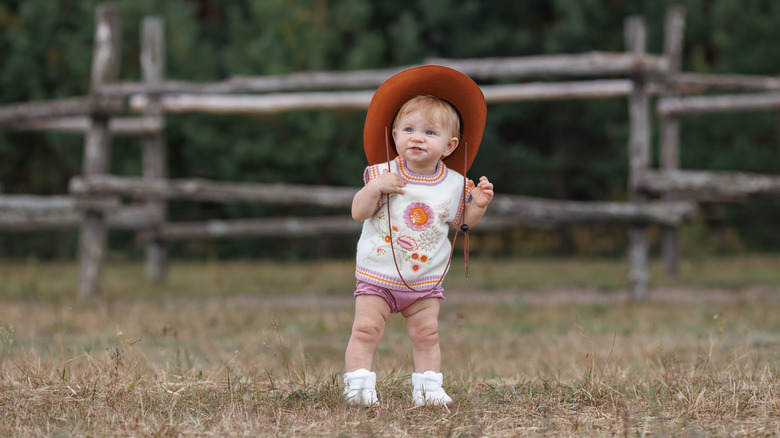En liten flicka i en cowgirlhatt