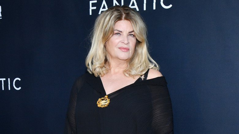 Kirstie Alley poserar