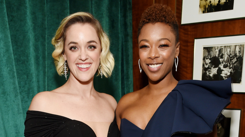 Lauren Morelli och Samira Wiley ler medan de bär formella klänningar på ett evenemang på röda mattan