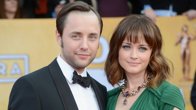 Vincent Kartheiser och Alexis Bledel poserar på röda mattan vid en prisutställning 2013.