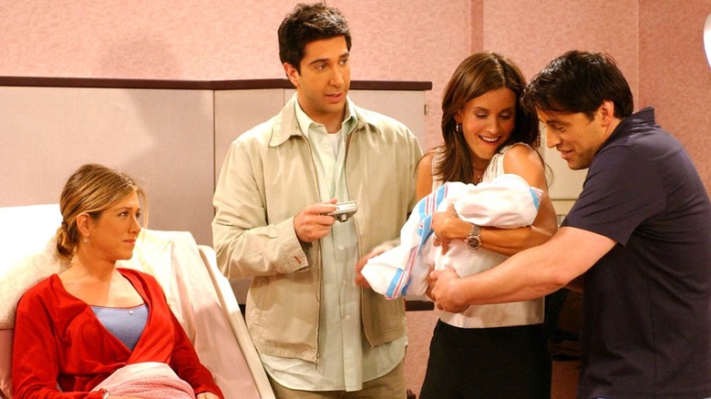 Jennifer Aniston, David Schwimmer, Courteney Cox och Matt LeBlanc är avbildade på en sjukhusscen under Friends.