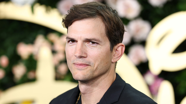 Ashton Kutcher poserar i en svart skjorta för en reklamfilm