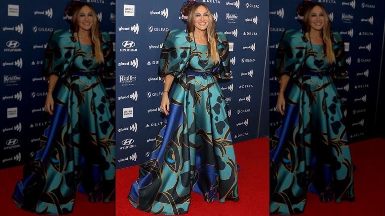 Sarah Jessica Parker bär en puffig, strukturerad klänning till 2019 års GLAAD Media Awards