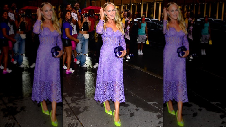 Sarah Jessica Parker bär en lila spetsklänning till 2023 Daily Front Row Fashion Media Awards