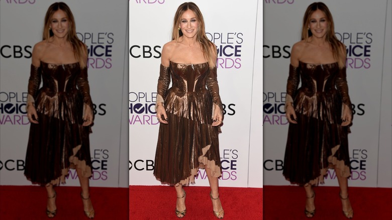 Sarah Jessica Parker bär en guldklänning till 2017 års People's Choice Awards
