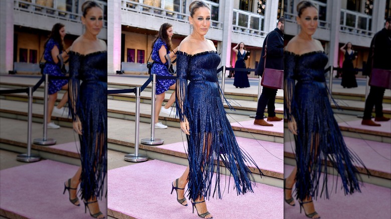 Sarah Jessica Parker klädd i en blå fransklänning i september 2017