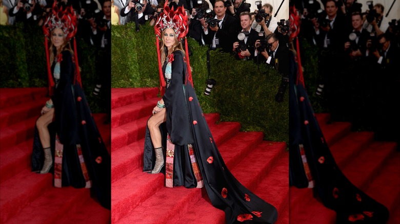 Sarah Jessica Parker klädd i en svart och röd outfit på Met Gala 2015