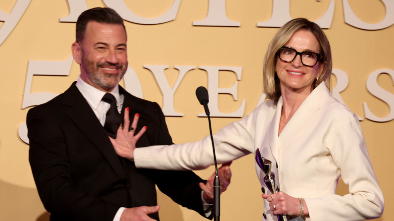 Jimmy Kimmel och Molly McNearney skämtar på scenen vid prisevenemanget