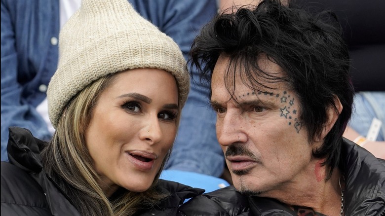 Brittany Furlan och Tommy Lee på ett sportevenemang