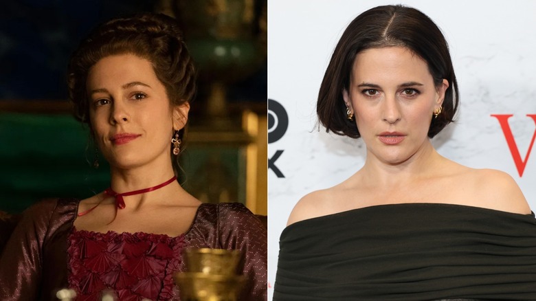 Foton sida vid sida av Phoebe Fox i karaktären på The Great (vänster) och som sig själv på röda mattan (höger)