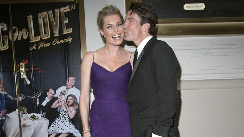 Rebecca Romijn och Jerry O'Connell närvara vid öppningskvällen "Att leva på kärlek" på The Longacre Theatre