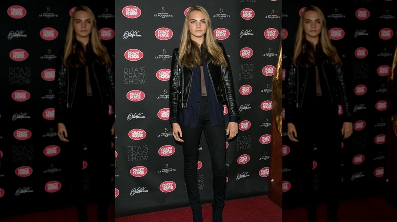 Cara Delevingne deltar i "Dita Von Teese's Crazy Show" öppningskvällens fotosamtal på Le Crazy Horse